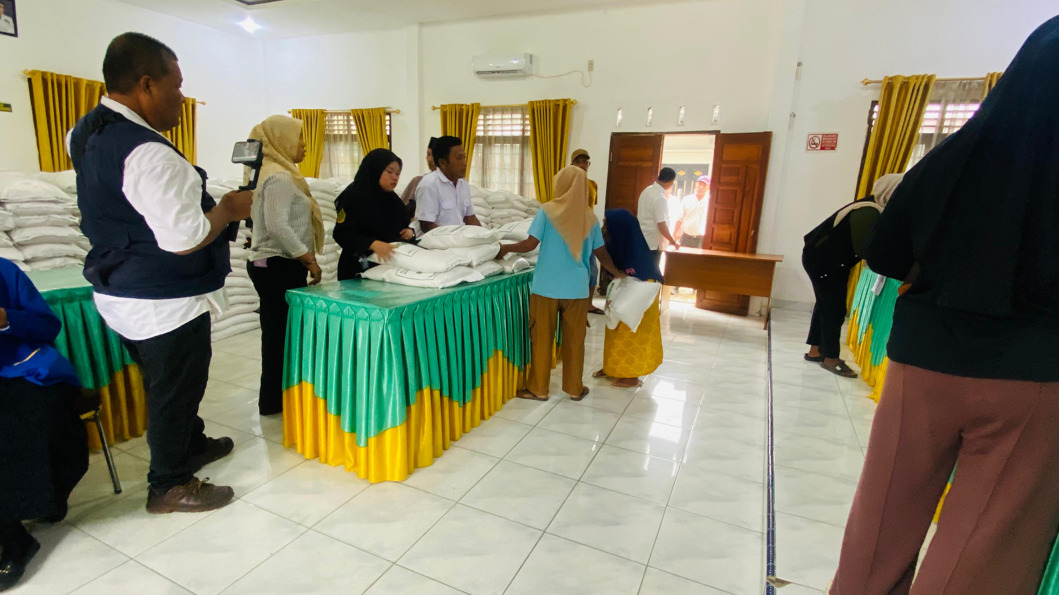 Penyerahan Bantuan Pangan Beras oleh Petugas & Mahasiswa